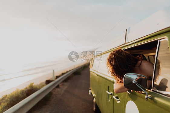 美国加利福尼亚州文图拉沿海公路上乘坐面包车旅行的人图片