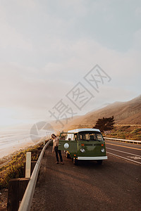 美国加利福尼亚州文图拉沿海公路上乘坐面包车旅行的人站在路边图片