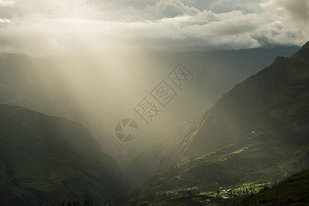玻利维亚科迪勒拉雷亚尔索拉塔雾谷暴风雨般的阳光图片