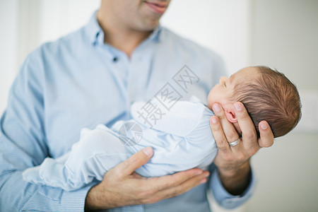 父亲抱着新生男婴图片