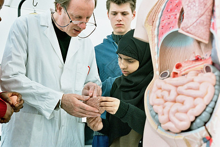 医科学生在看着导师给病人看病图片