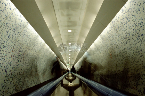隧道中的模糊通勤器图片