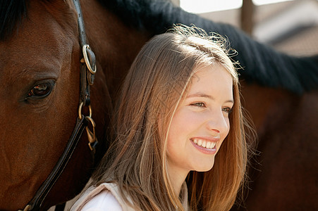 年轻女人和她的马图片