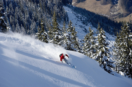 下雪山坡滑的男子图片