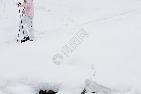 女在雪鞋中行走的低视线图片