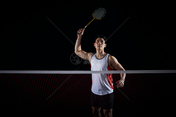 打羽毛球的男性图片