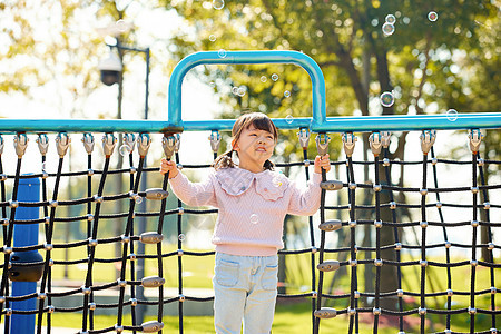 在公园玩耍的小女孩图片