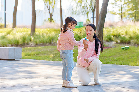 妈妈陪女儿户外郊游玩纸飞机图片