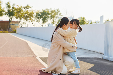 母女户外拥抱形象图片