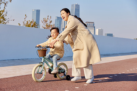 妈妈陪伴女儿骑自行车形象图片
