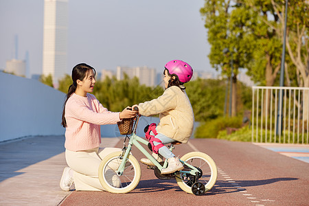 妈妈骑自行车妈妈教女儿骑自行车背景