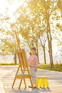 在户外郊游画画的小女孩图片