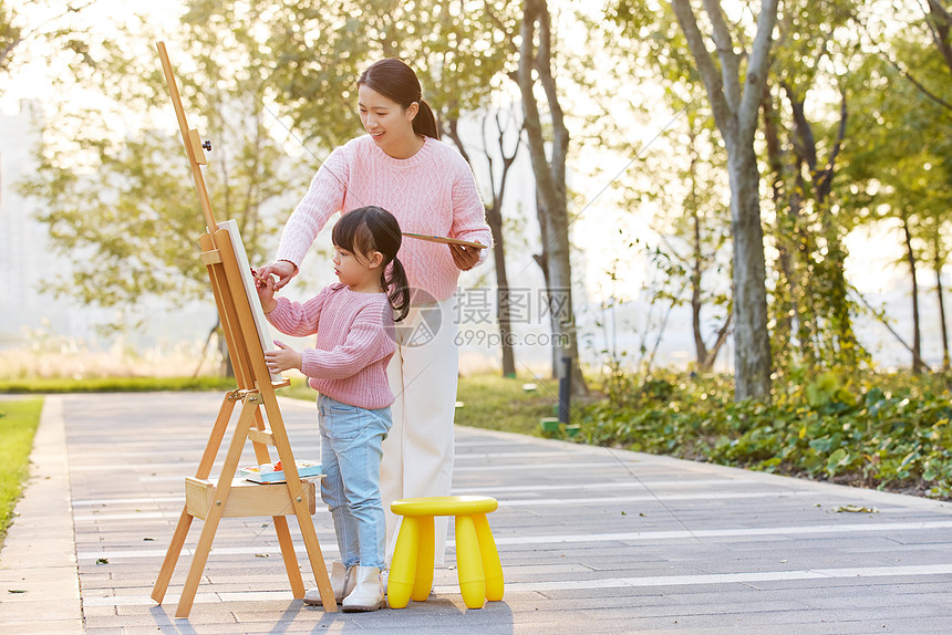 母女外出郊游妈妈教女儿画画图片