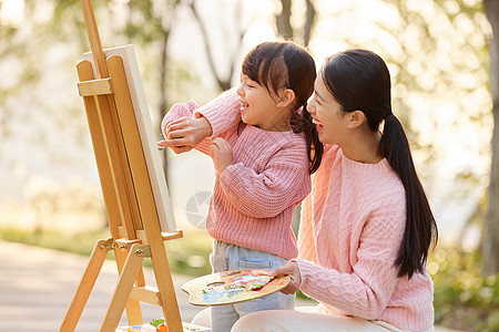 母女两人公园郊游户外画画高清图片