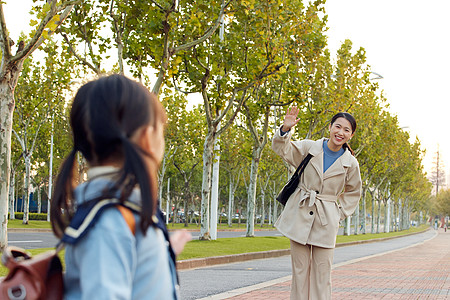 妈妈与上学的女儿挥手说再见图片