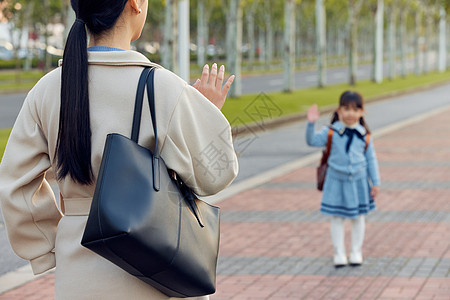 妈妈目送女儿上学高清图片