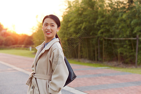 年轻女性下班回家形象图片