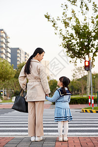 妈妈带女儿过马路图片