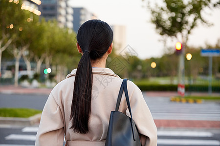 青年女性等红绿灯过马路背影图片