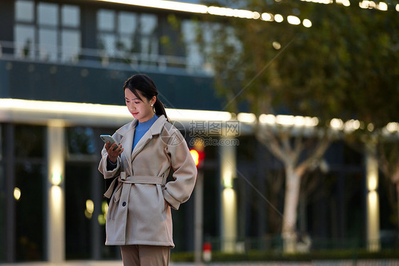 年轻女性夜间出行使用手机图片