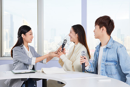 学生艺术声乐教师指导播音主持发声训练背景