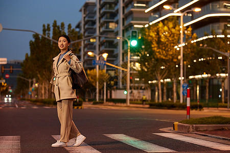 青年女性夜间过马路高清图片