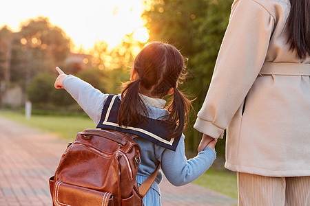 妈妈和孩子夕阳下母女牵手回家背影背景