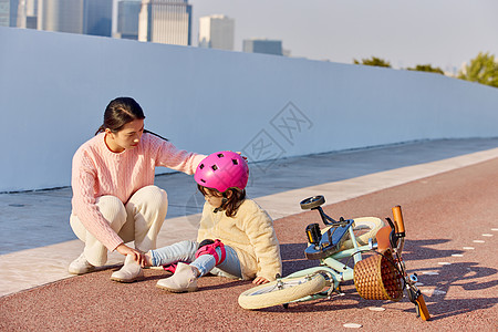 妈妈检查女儿骑车摔倒的伤势高清图片