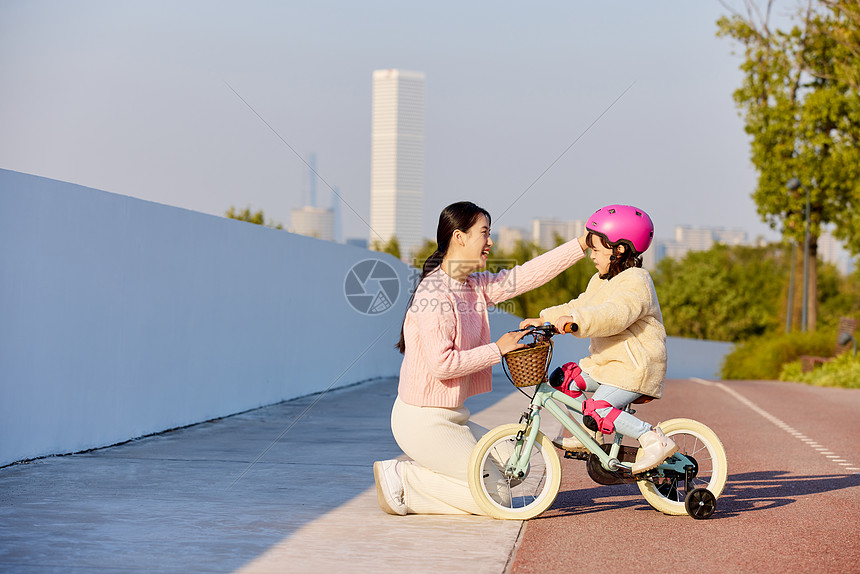 妈妈陪伴女儿骑自行车图片