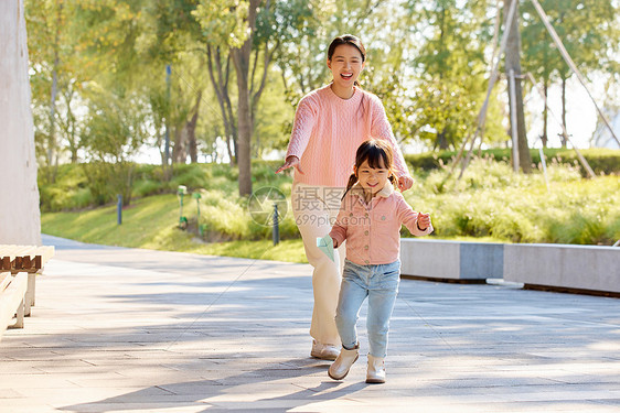 妈妈陪女儿户外郊游玩纸飞机图片