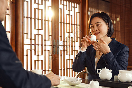 商务人士喝茶品茶图片