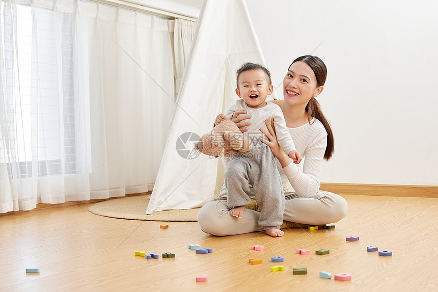 妈妈在家陪伴孩子玩耍图片