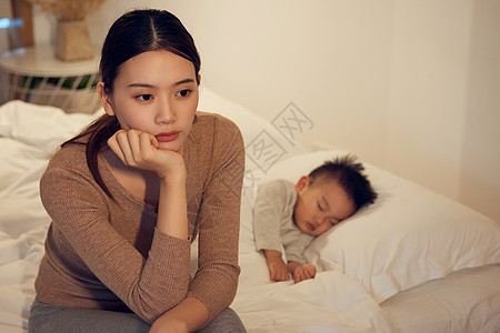 孩子睡着后疲惫的母亲图片