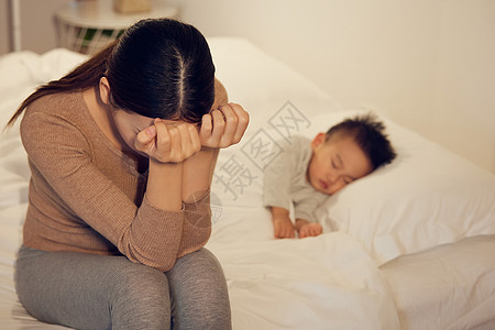 母亲孩子睡觉情绪崩溃的宝妈背景