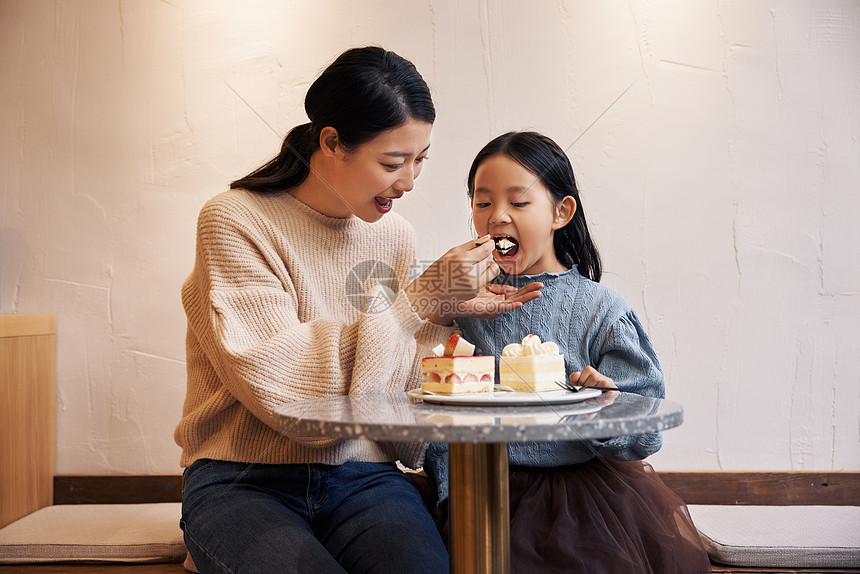 母女甜品店吃蛋糕图片