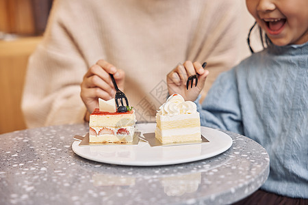 母亲跟女儿吃蛋糕甜品图片