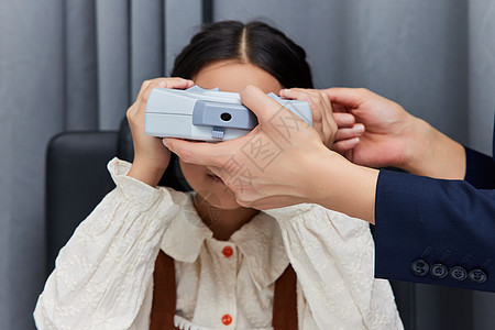 小女孩使用专业验光设备检查视力图片