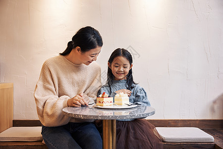 母女甜品店吃蛋糕图片