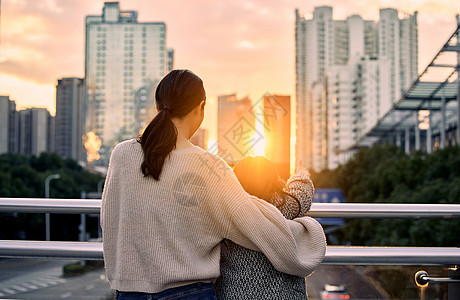 母女温馨夕阳下母女站在天桥上背影背景