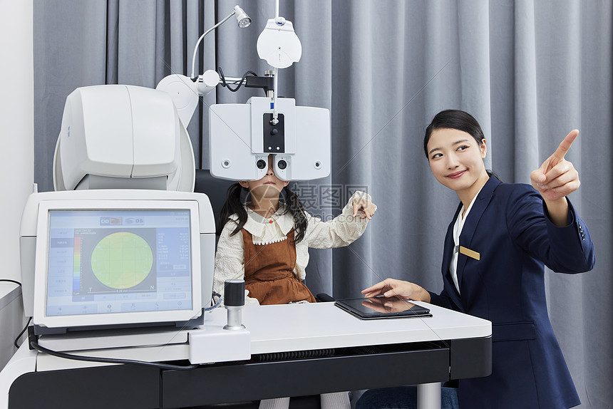 小女孩在专业验光机构检测视力图片