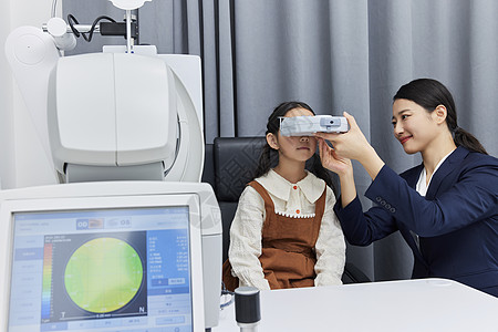 专业机构验光师在指导小女孩用专业验光仪器检查视力背景