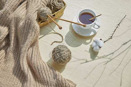 冬季针织毛衣与热饮背景