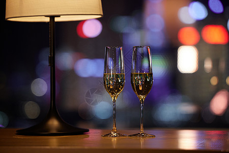复古酒吧摆放在桌子上的两杯香槟酒背景