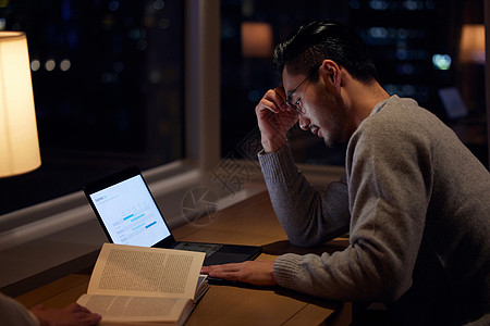 夜晚加班疲惫的成熟男性图片