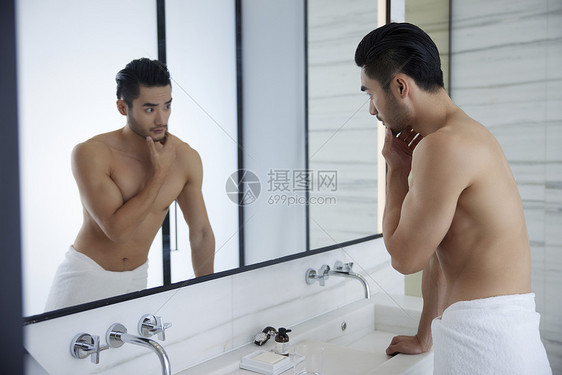 洗完澡的成熟男性照镜子图片
