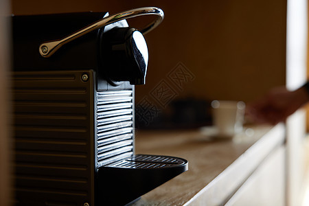 放在桌子上的自动咖啡机背景图片