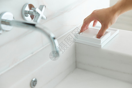 洗手池拿肥皂特写背景图片