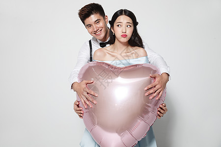 浪漫情侣抱着心形气球图片