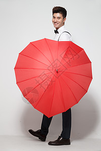 传统庆典全身像户内青年男人拿着心形红雨伞高清图片