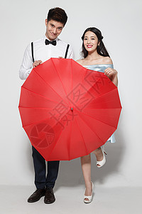 浪漫情侣撑着爱心雨伞图片